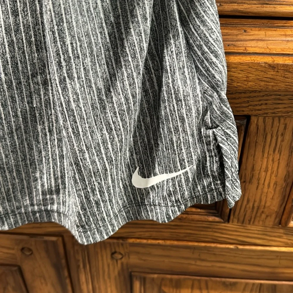 π4/$15π NWOT Nike girls XL tank with built in sports bra - Picture 3 of 7